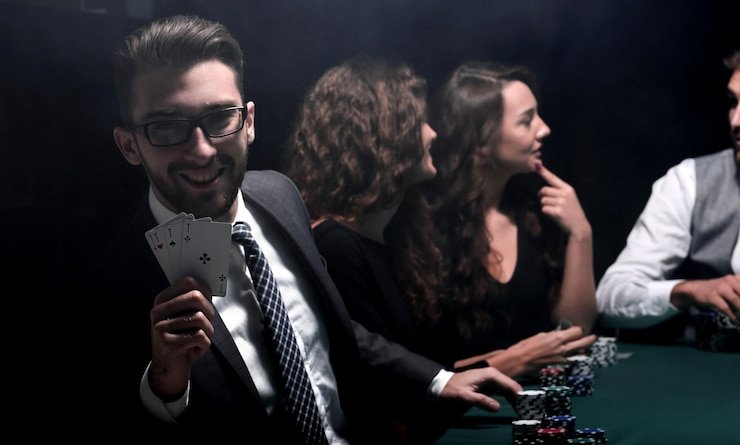 Tampilan meja French Roulette langsung dengan penyiar dan roda di platform androidgamegratisan